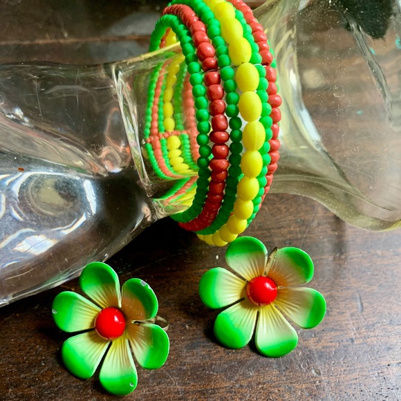 💚 Vintage 70's Lime Green Flower Clips & Beaded Yellow, Green & Orange Bracelet - Picture 10 of 10